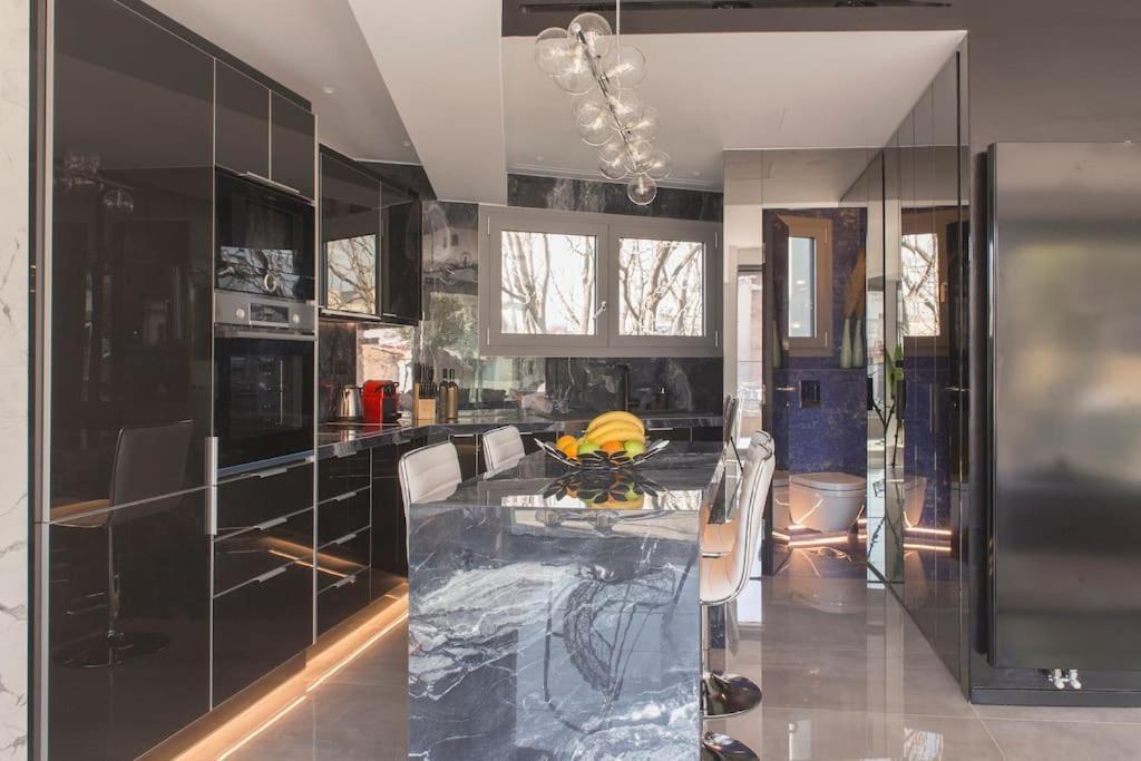 Luxury Acropolis View Apartment-Living Stone Black Pearl Атина Екстериор снимка